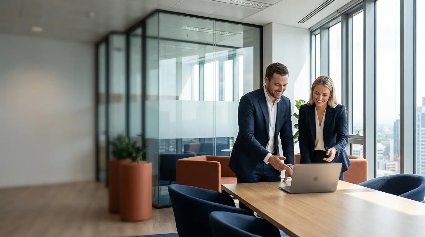 Twee ondernemers vergelijken zakelijke offertes op een laptop